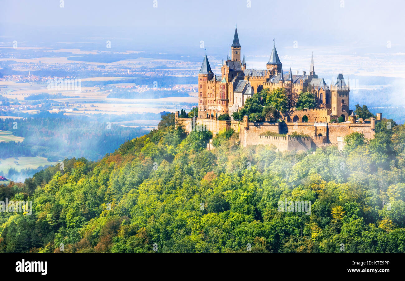 Beeindruckende mittelalterliche Burg Hohenzollern, Panoramaaussicht, Deutschland. Stockfoto