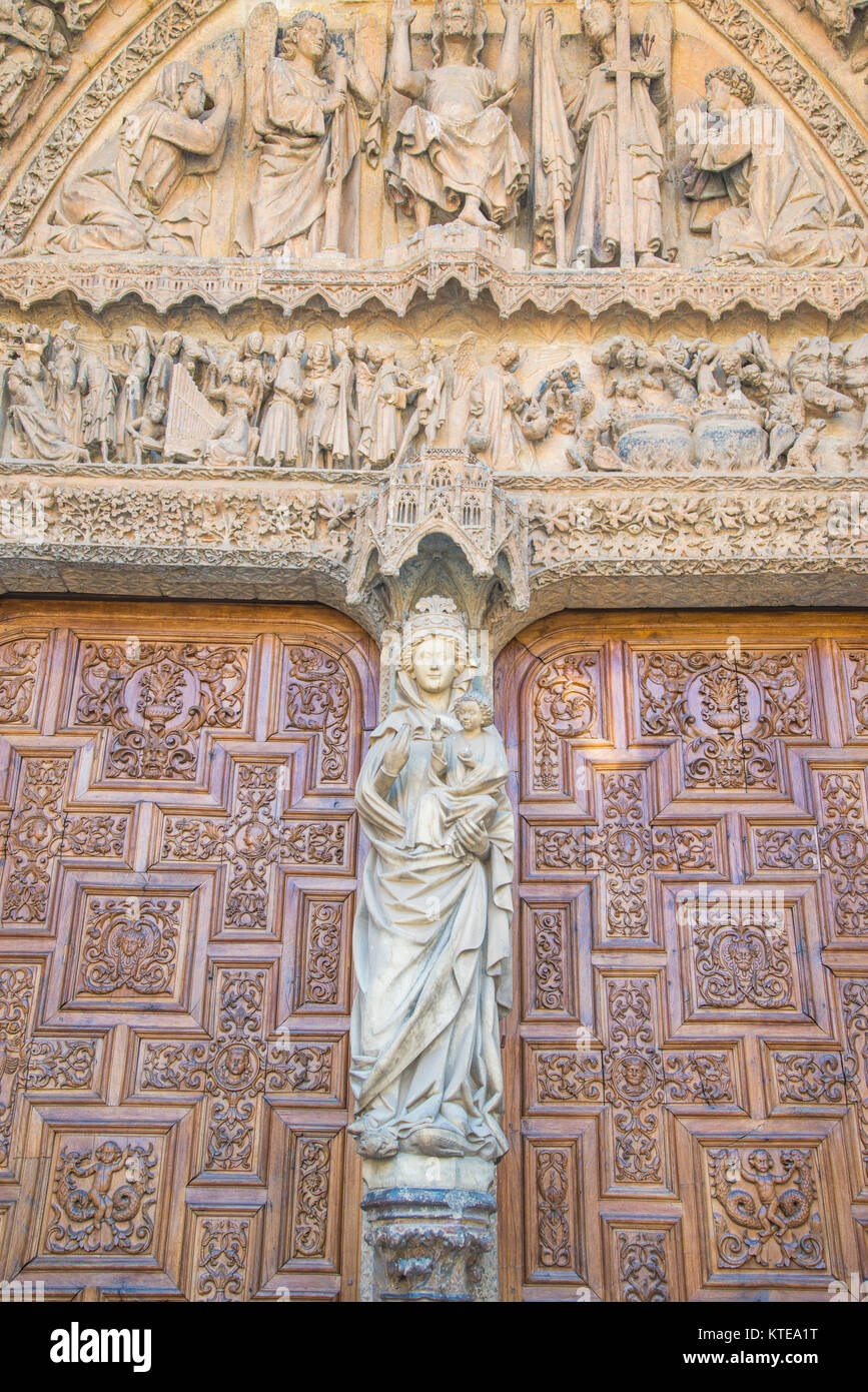 Die gotische Skulptur der Jungfrau Maria, die Fassade der Kathedrale. Leon, Spanien. Stockfoto