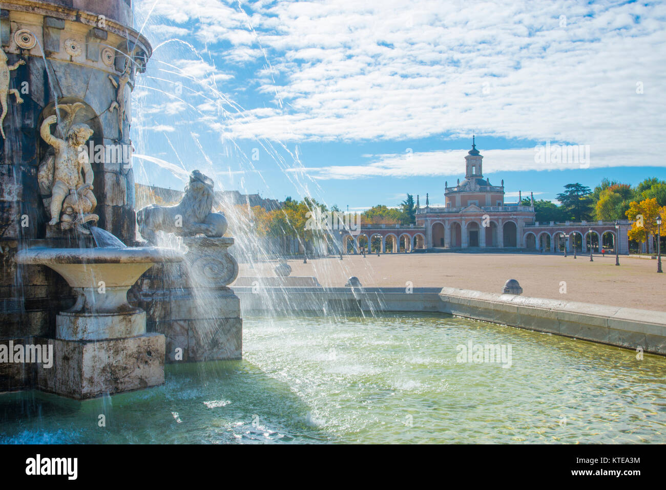 Brunnen und Kirche San Antonio. Aranjuez, Provinz Madrid, Spanien. Stockfoto