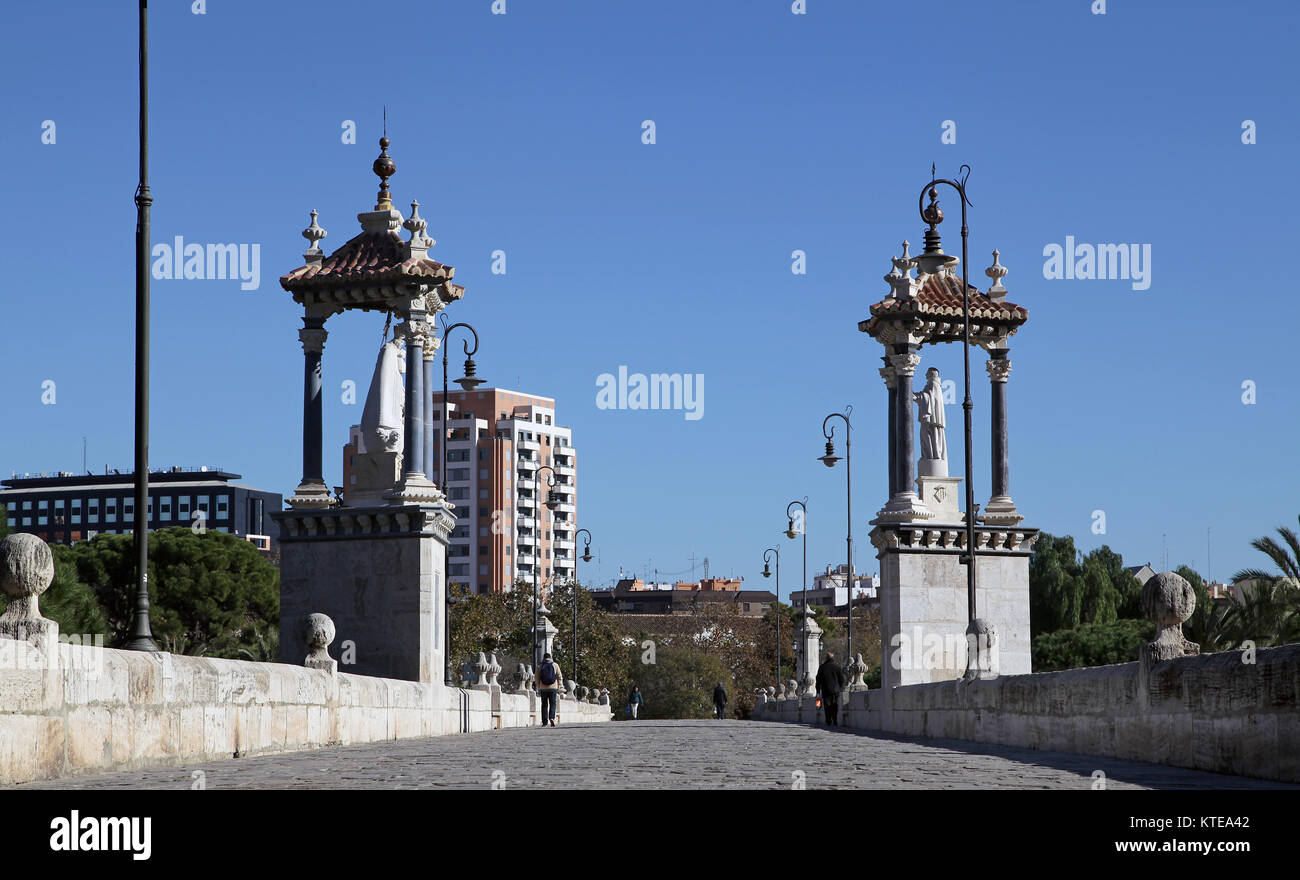 Puente de Aragon Überquerung der Jardines del Turia. Turia Gärten in Valencia, Spanien Stockfoto