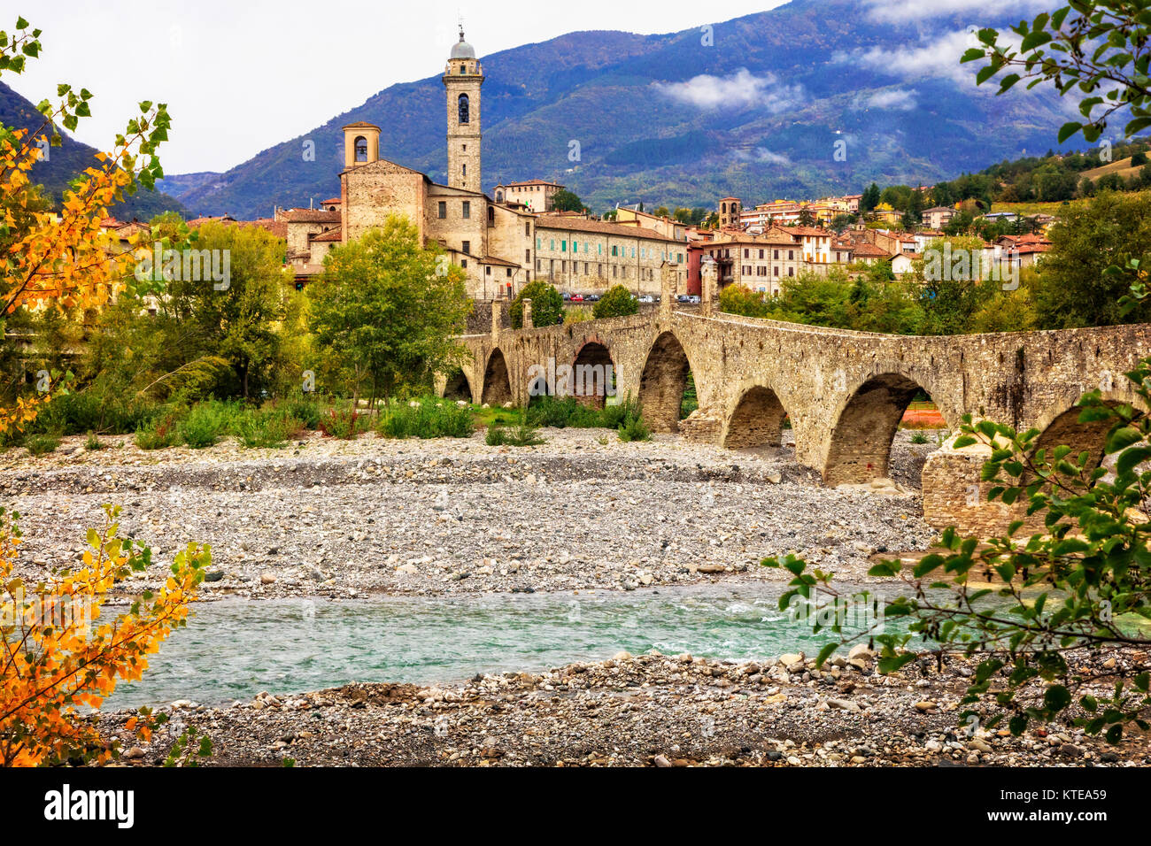 Schöne Bobbio Dorf, mit Blick auf die Alte Brücke und traditionellen Häusern, Emilia Romagna, Italien. Stockfoto