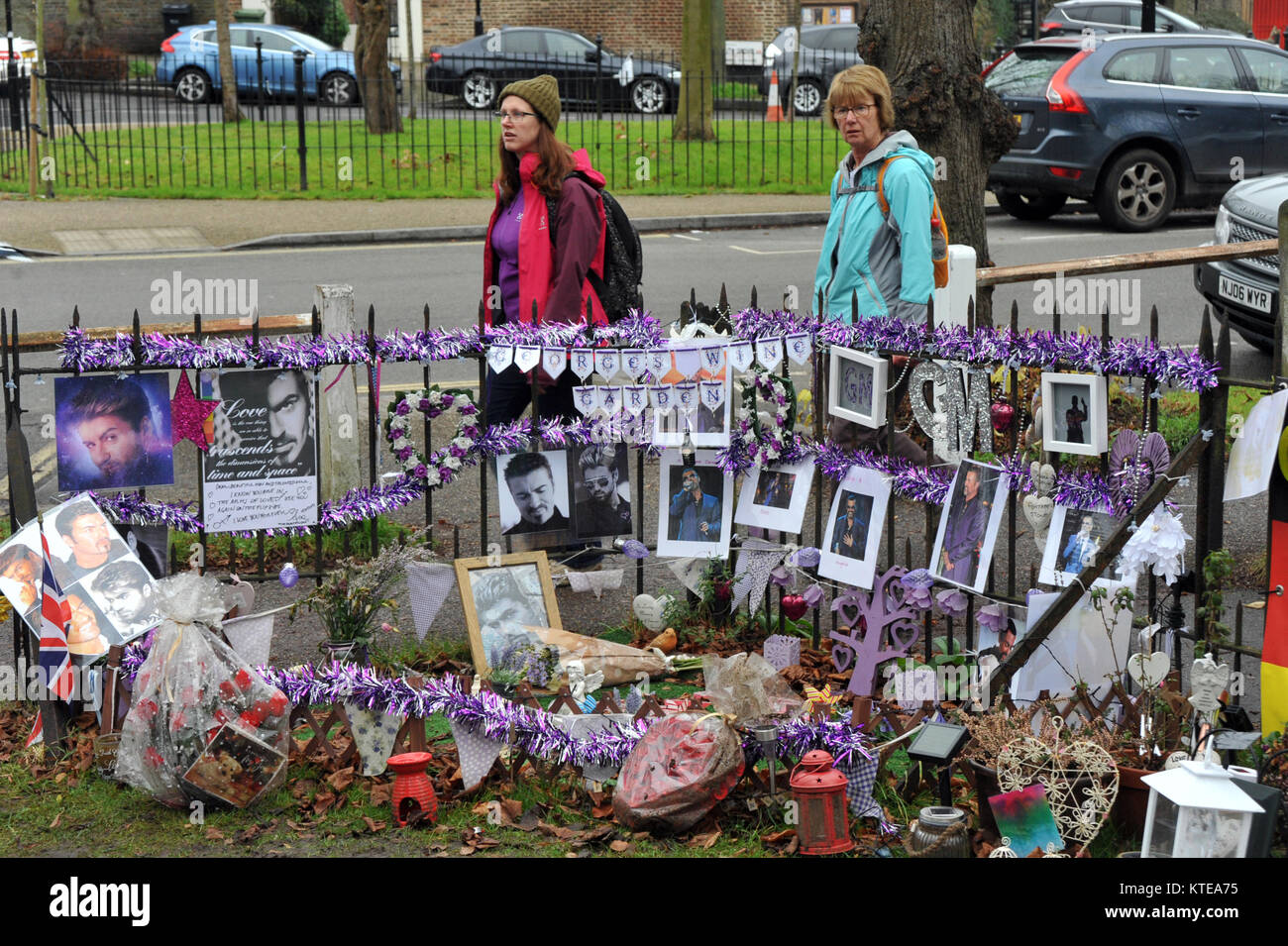 London, UK, 23/12/2017 Tribute außerhalb des Highgate Haus von George Michael als der erste Jahrestag seines Todes Ansätze. Stockfoto