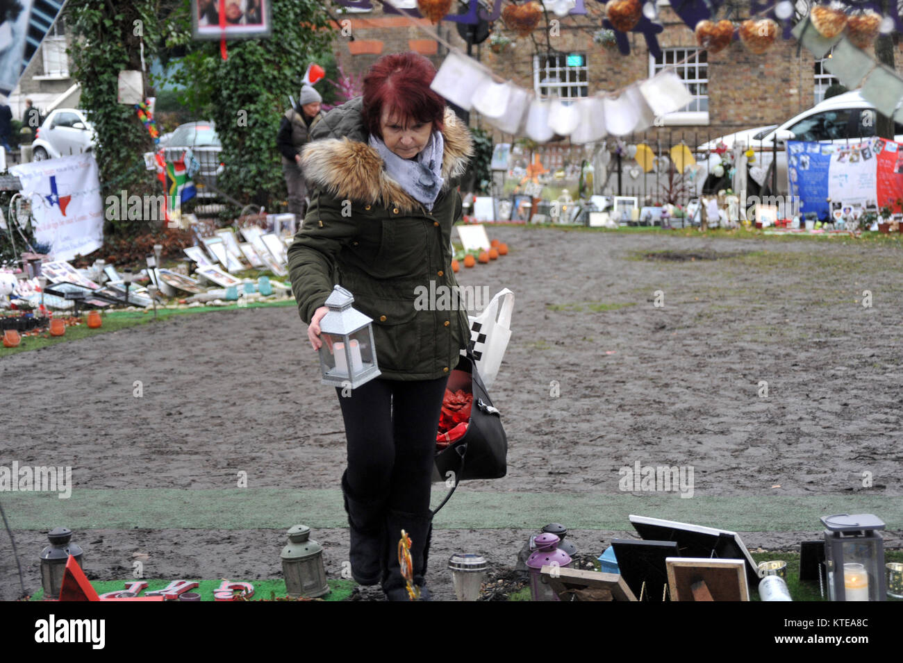 London, UK, 23/12/2017 Tribute außerhalb des Highgate Haus von George Michael als der erste Jahrestag seines Todes Ansätze. Stockfoto