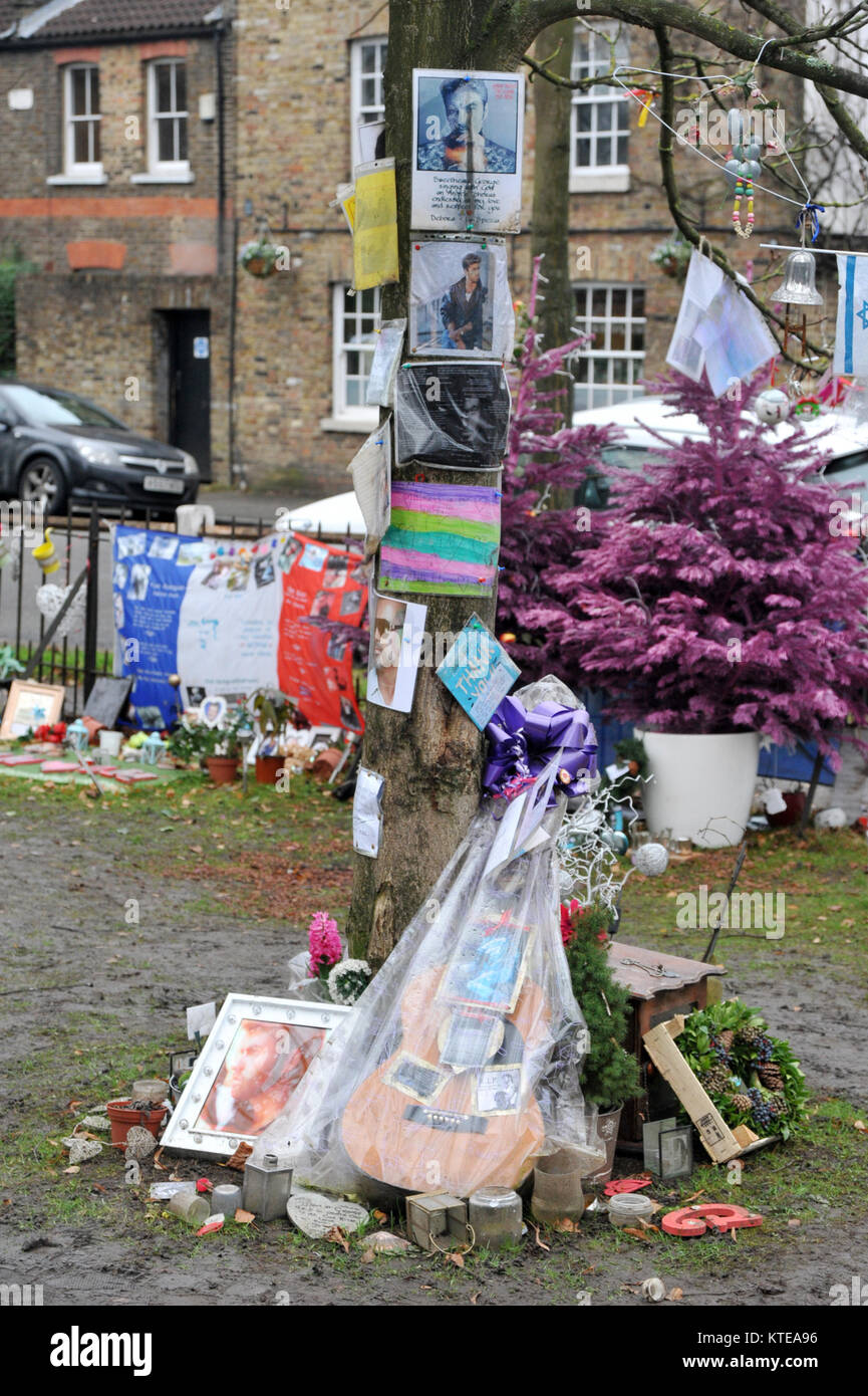 London, UK, 23/12/2017 Tribute außerhalb des Highgate Haus von George Michael als der erste Jahrestag seines Todes Ansätze. Stockfoto