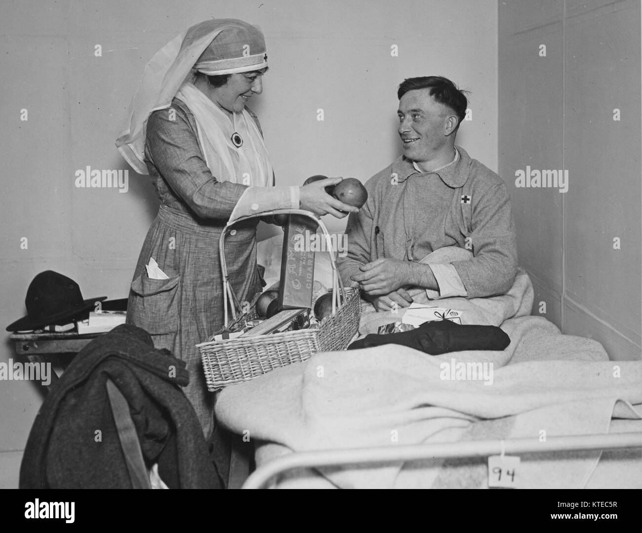 Weihnachten im Entladehafen Krankenhaus Nummer 3, 18. Straße und 6. Avenue, New York City. Die Krankenschwester des Roten Kreuzes verteilen mokes'&weets'. 1917-1918 Weltkrieg Fotos Stockfoto