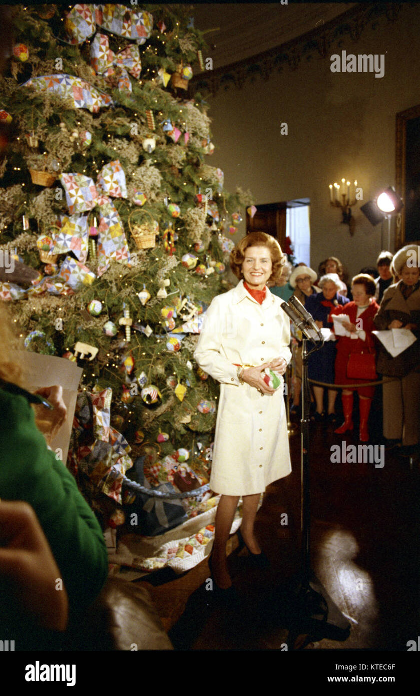 Frau Ford führt ein Drücken Sie die Taste Vorschau der Dekorationen auf das Blaue Zimmer Weihnachtsbaum. Dezember 10, 1974. Stockfoto