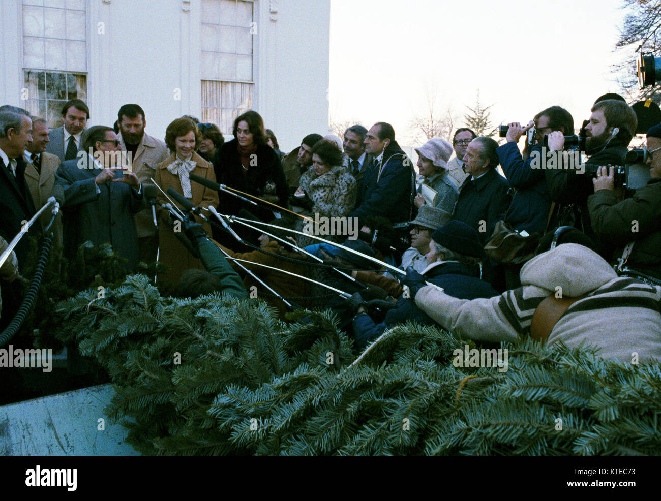 First Lady Rosalyn Carter erhält das Weiße Haus Weihnachtsbaum im Dezember 1977 Stockfoto