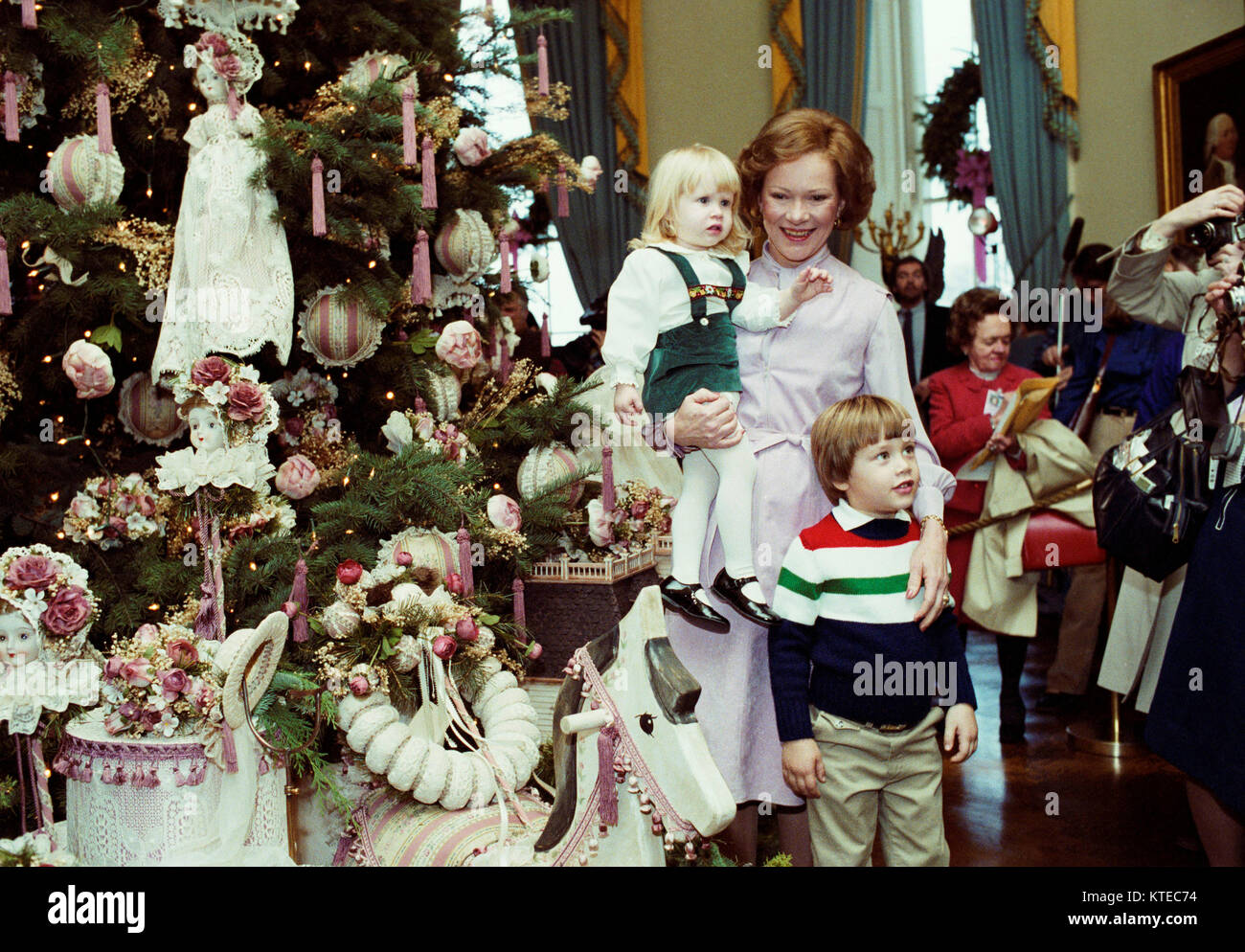 1980 Weihnachtszeit Foto von Rosalynn Carter Touring das Weiße Haus Weihnachtsschmuck mit ihren Enkelkindern, Sarah und Jason Carter Stockfoto