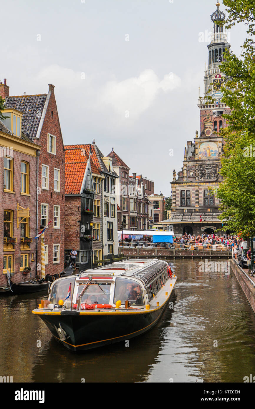 Kanal Boot an Zijdam gracht vor der Waag (Gebäude wiegen) mit Turm, Alkmaar, Niederlande Stockfoto