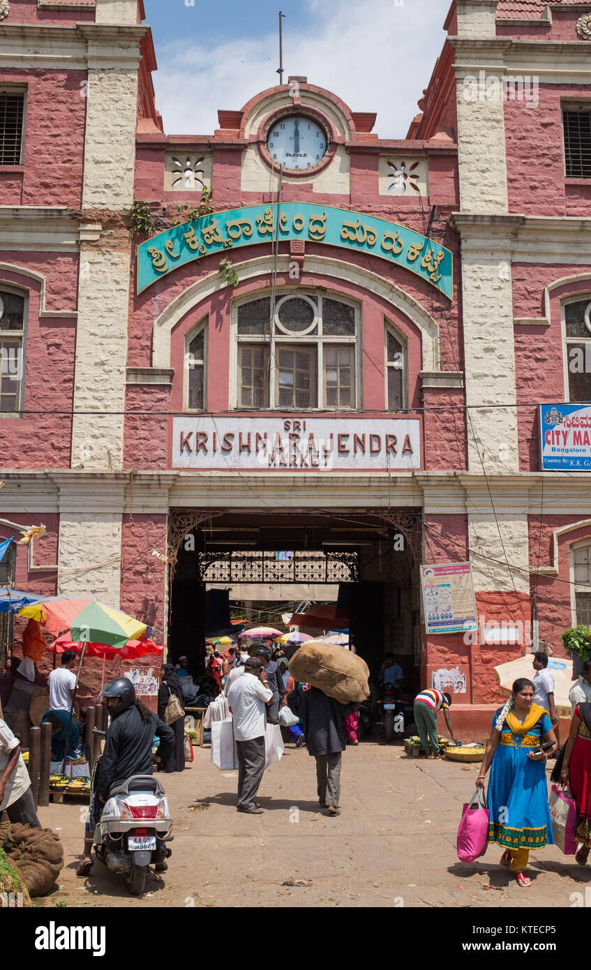 Eingang von Sri Krishna Rajendra Markt mit kommerziellen Zeichen in Bangalore Bangalore, Karnataka, Indien, Asien. Stockfoto