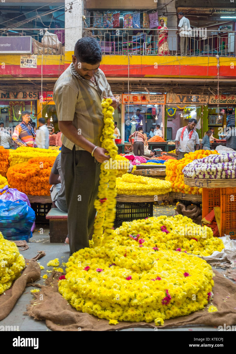 Mann, die Blumen und Kränze an Sri Krishna Rajendra Markt in Bangalore, Bangalore, Karnataka, Indien, Asien. Stockfoto