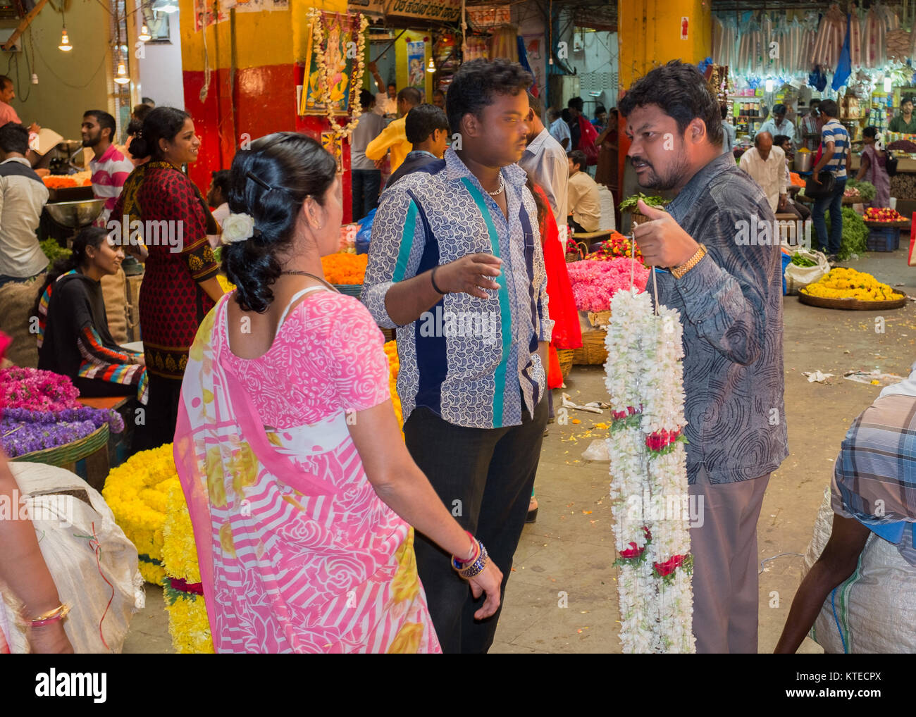 Mann verkauf von Garland zu Kunden an Sri Krishna Rajendra Markt in Bangalore, Bangalore, Karnataka, Indien, Asien. Stockfoto