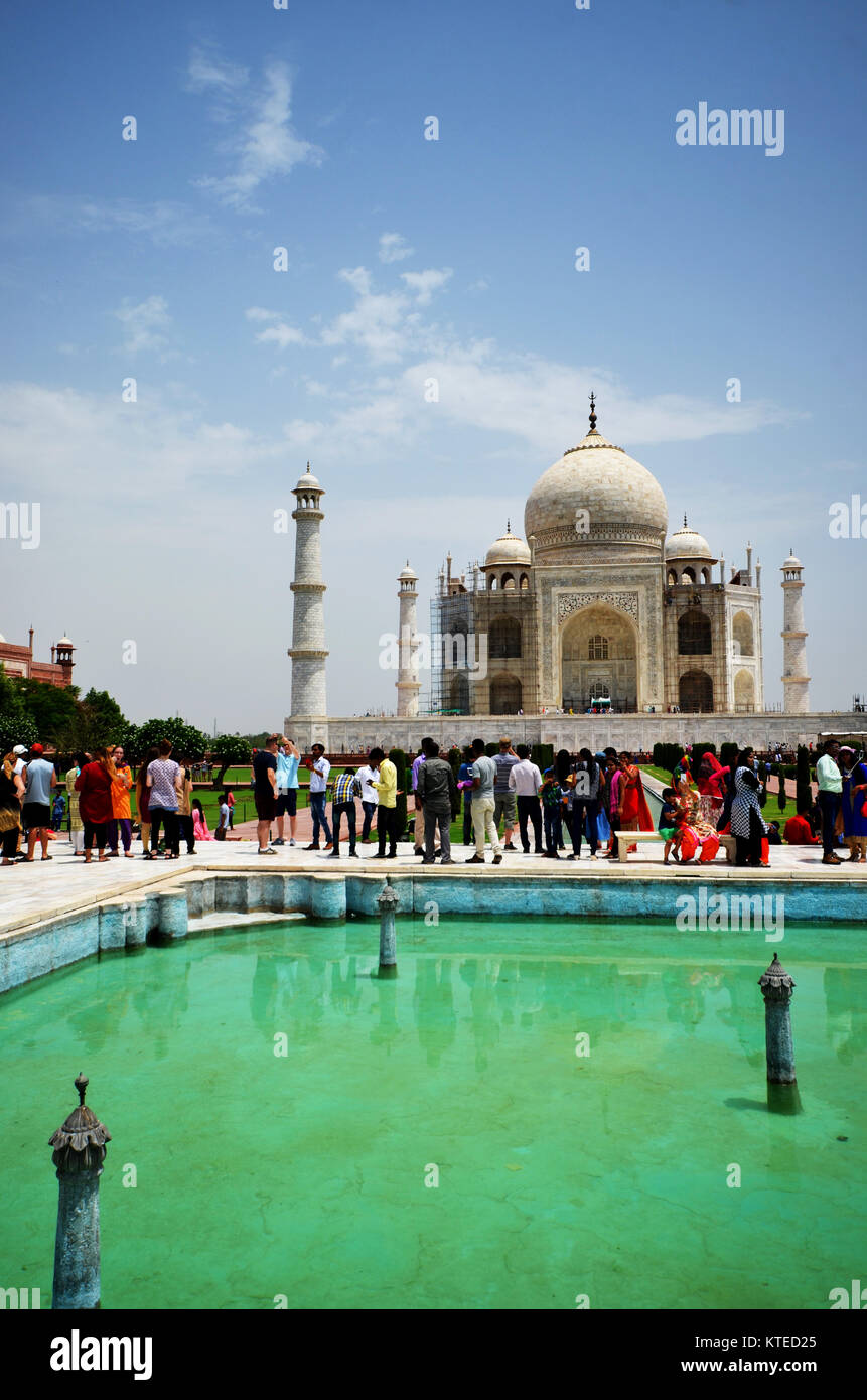 Touristen im Taj Mahal Indien Stockfoto
