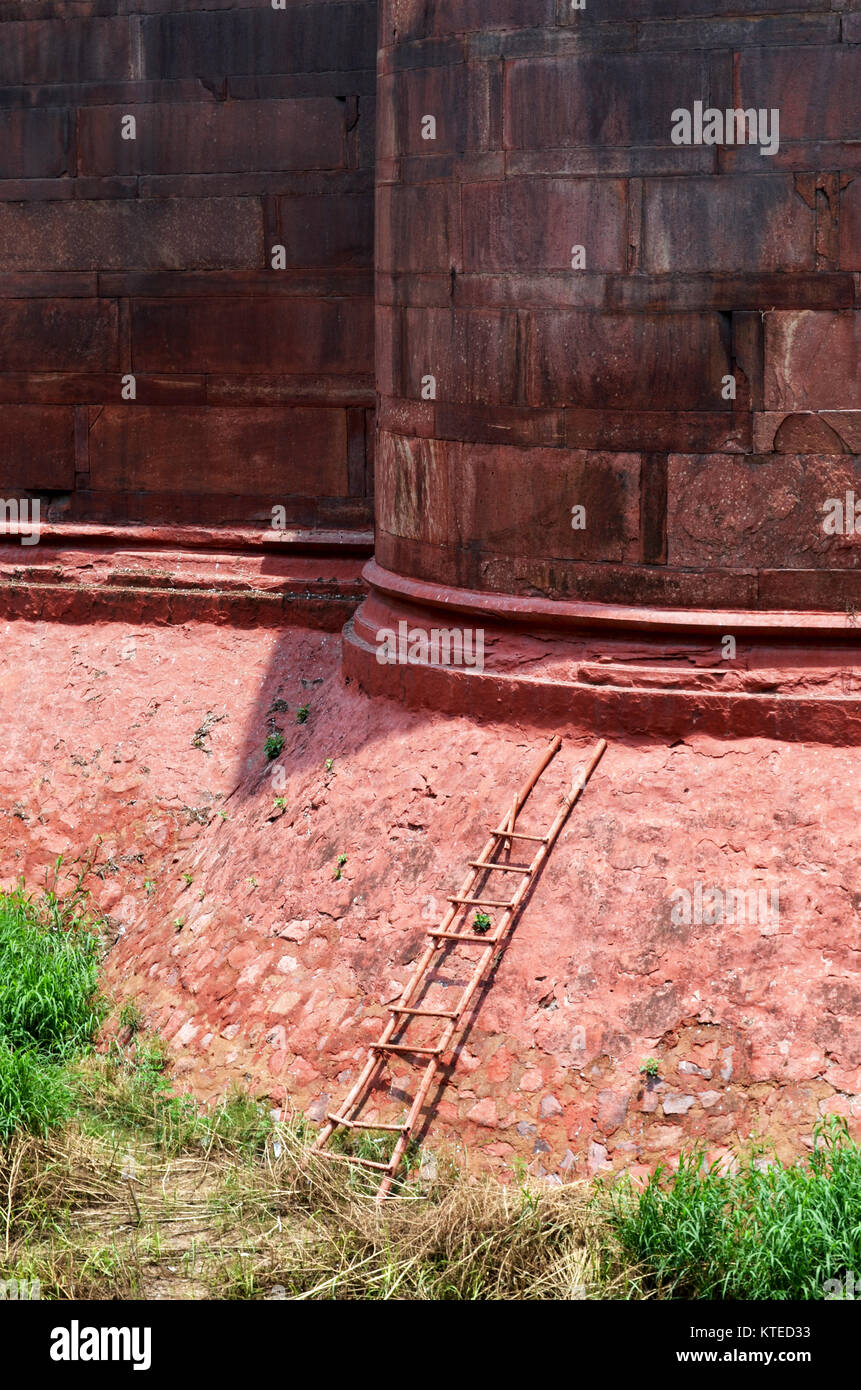 Alte hölzerne Leiter an der Wand, am Red Fort in Delhi Indien genommen Stockfoto