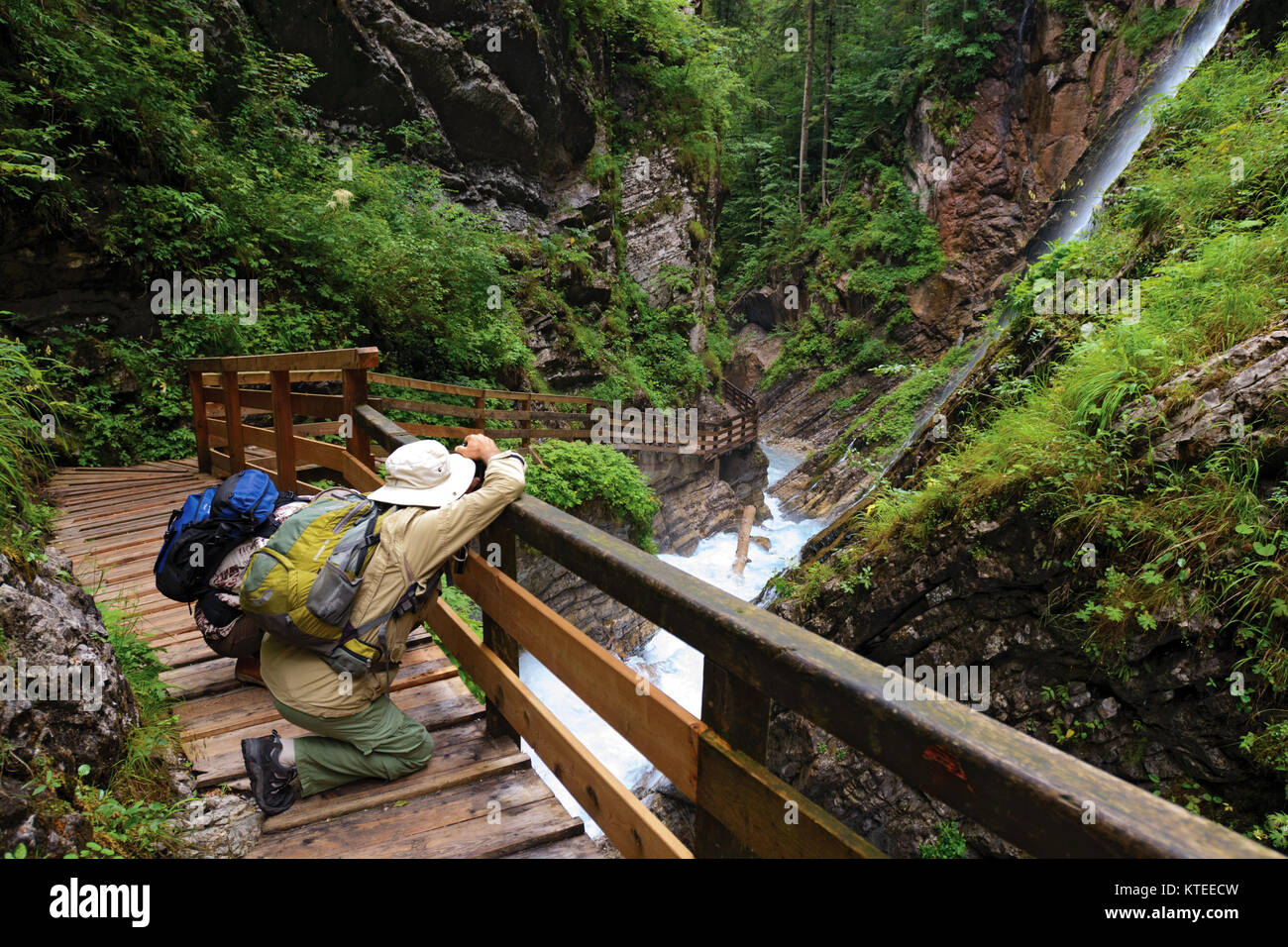 Begeisterte Fotografen Erfassung Wimbach Wasserfall in Deutschland Stockfoto