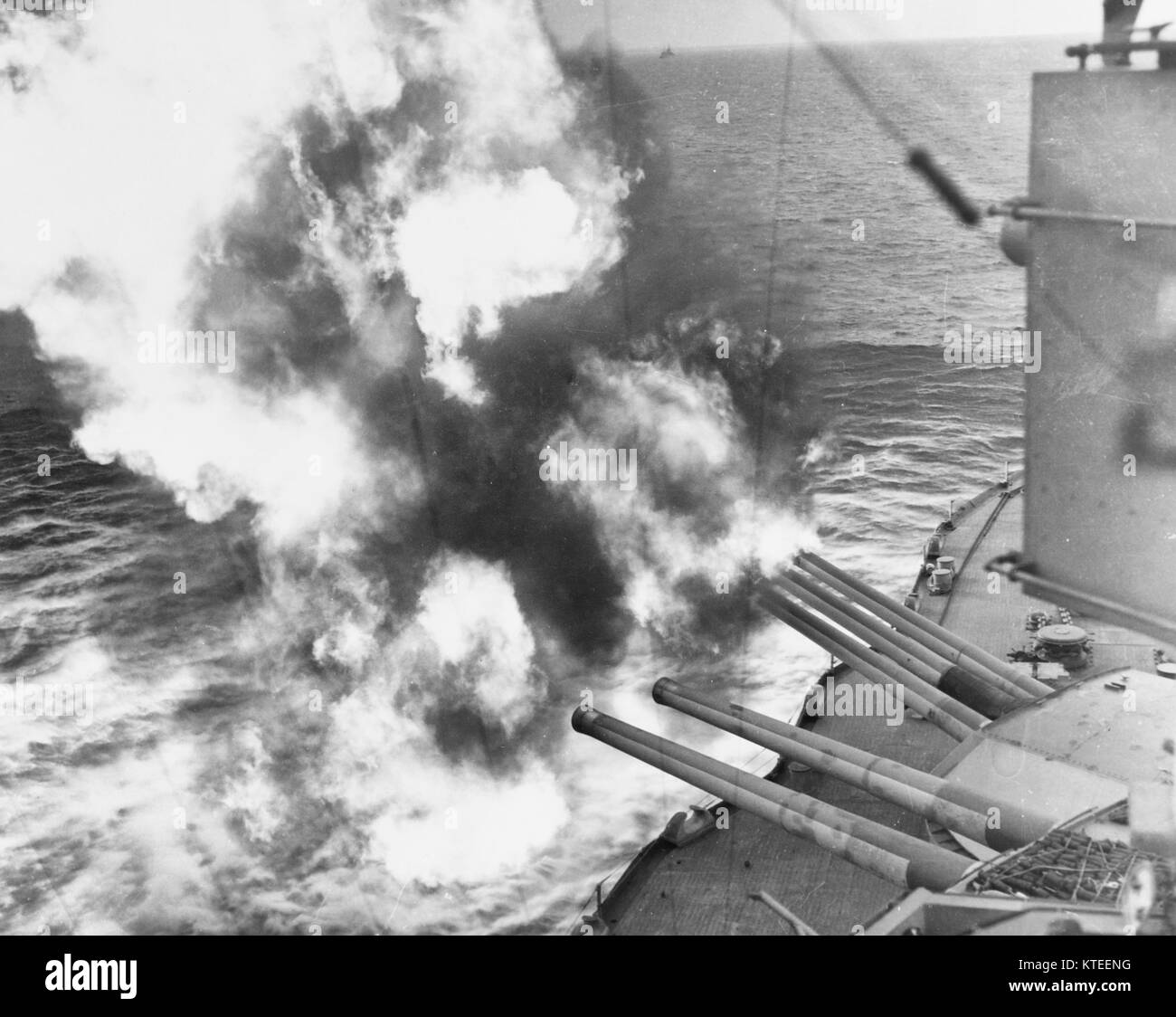 Vorwärts 14/45 Kanonen von USS Nevada (BB-36) Feuer auf Positionen an Land, während die Landungen auf Utah Beach, 6. Juni 1944. D-Day Stockfoto