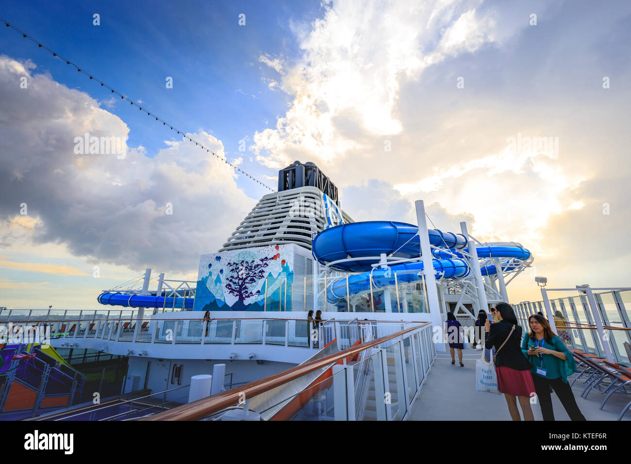 Main Pool deck mit Strand sitzen der Traum Kreuzfahrten weg von Hong Kong Segeln am 21.November 2017 im Hafen von Manila, Philippinen Stockfoto