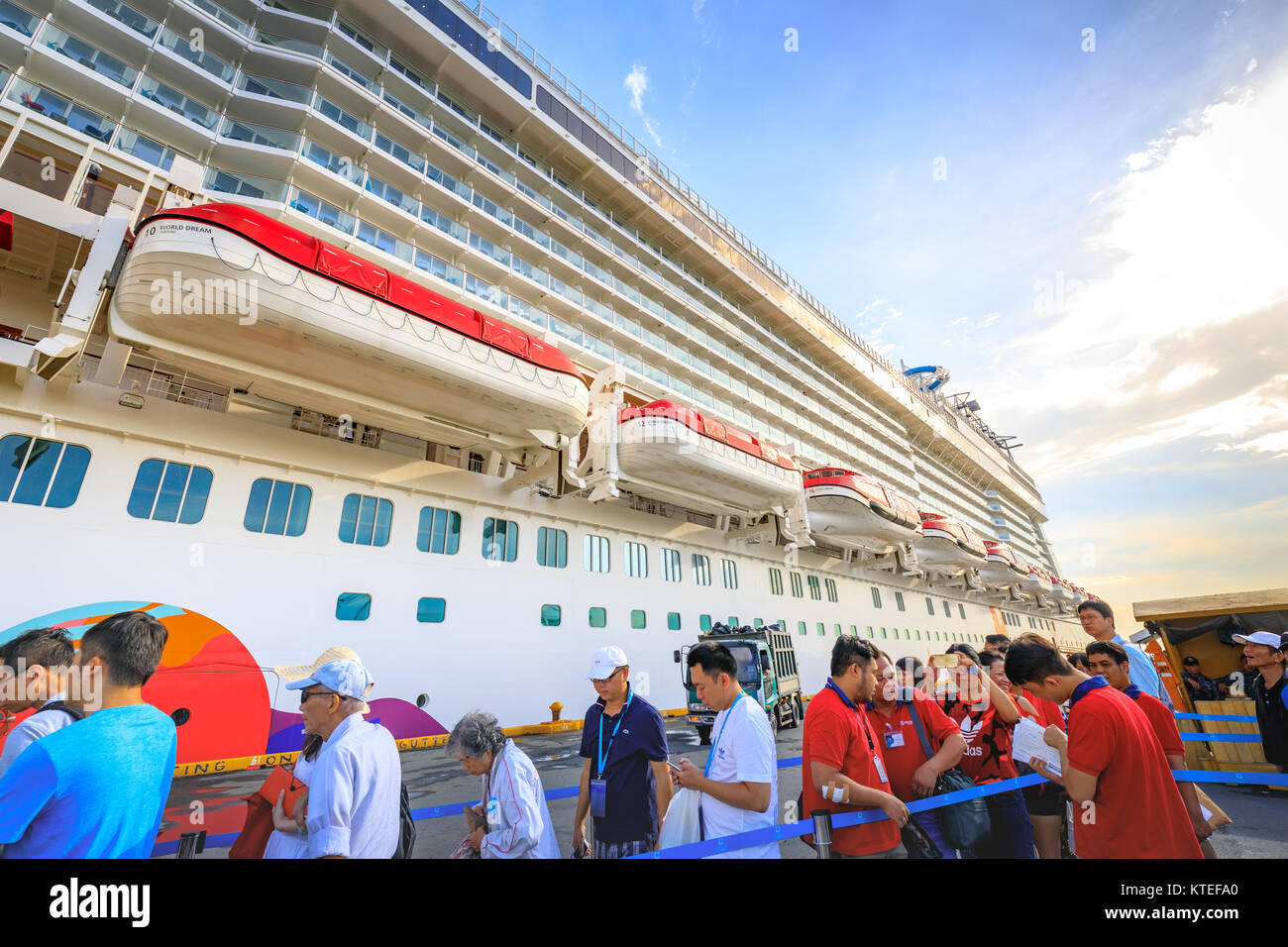 Welt Traumschiff von Dream Cruises im Hafen von Manila am 21.November 2017 kamen in der Metro Manila, Philippinen Stockfoto