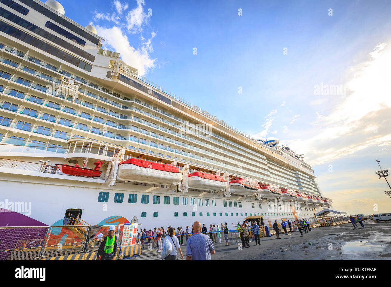 Welt Traumschiff von Dream Cruises im Hafen von Manila am 21.November 2017 kamen in der Metro Manila, Philippinen Stockfoto