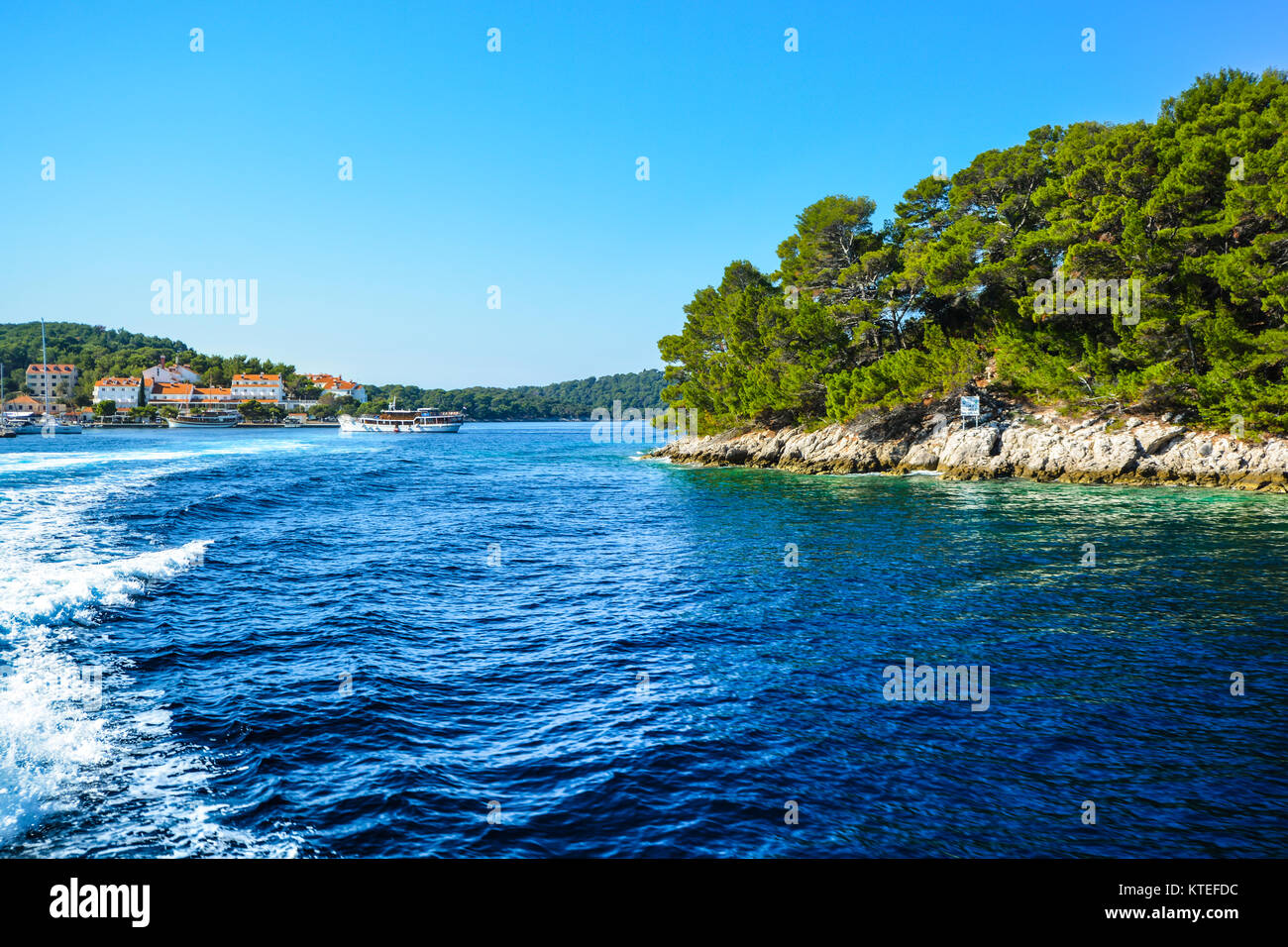 Küstenstadt, Boote und Inseln an der dalmatinischen Küste der Adria in der Nähe von Dubrovnik, Kroatien Stockfoto