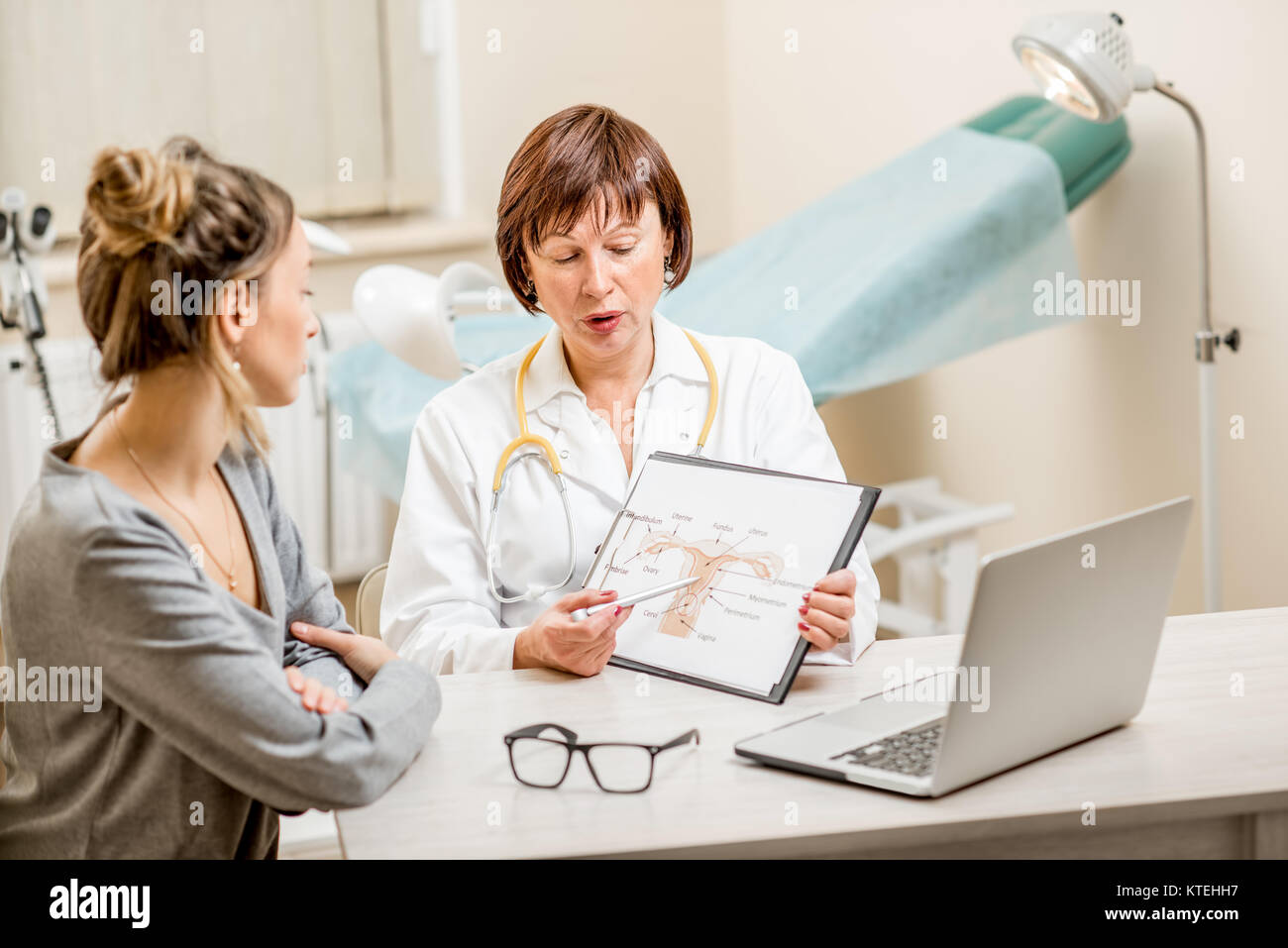 Junge Frau, die Patienten mit einem Senior Frauenarzt während der Beratung im Büro Stockfoto