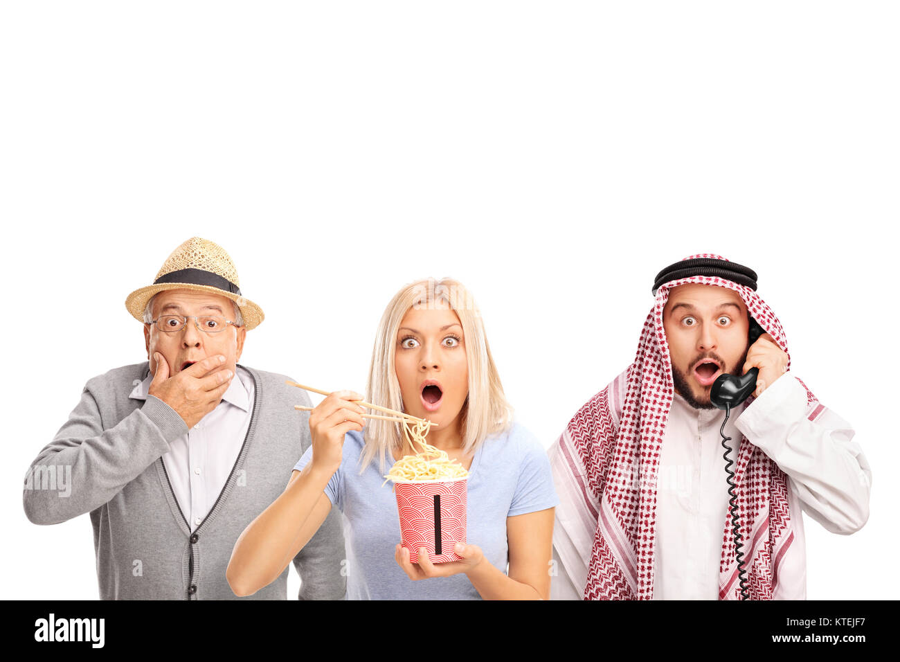 Senior, junge Frau mit Nudeln und einen arabischen Mann mit einem Telefon, überraschung Gesten auf weißem Hintergrund Stockfoto