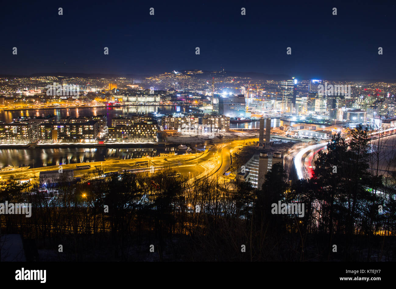 Winter Nacht Panorama von Oslo centrum von Ekeberg gesehen. Stockfoto