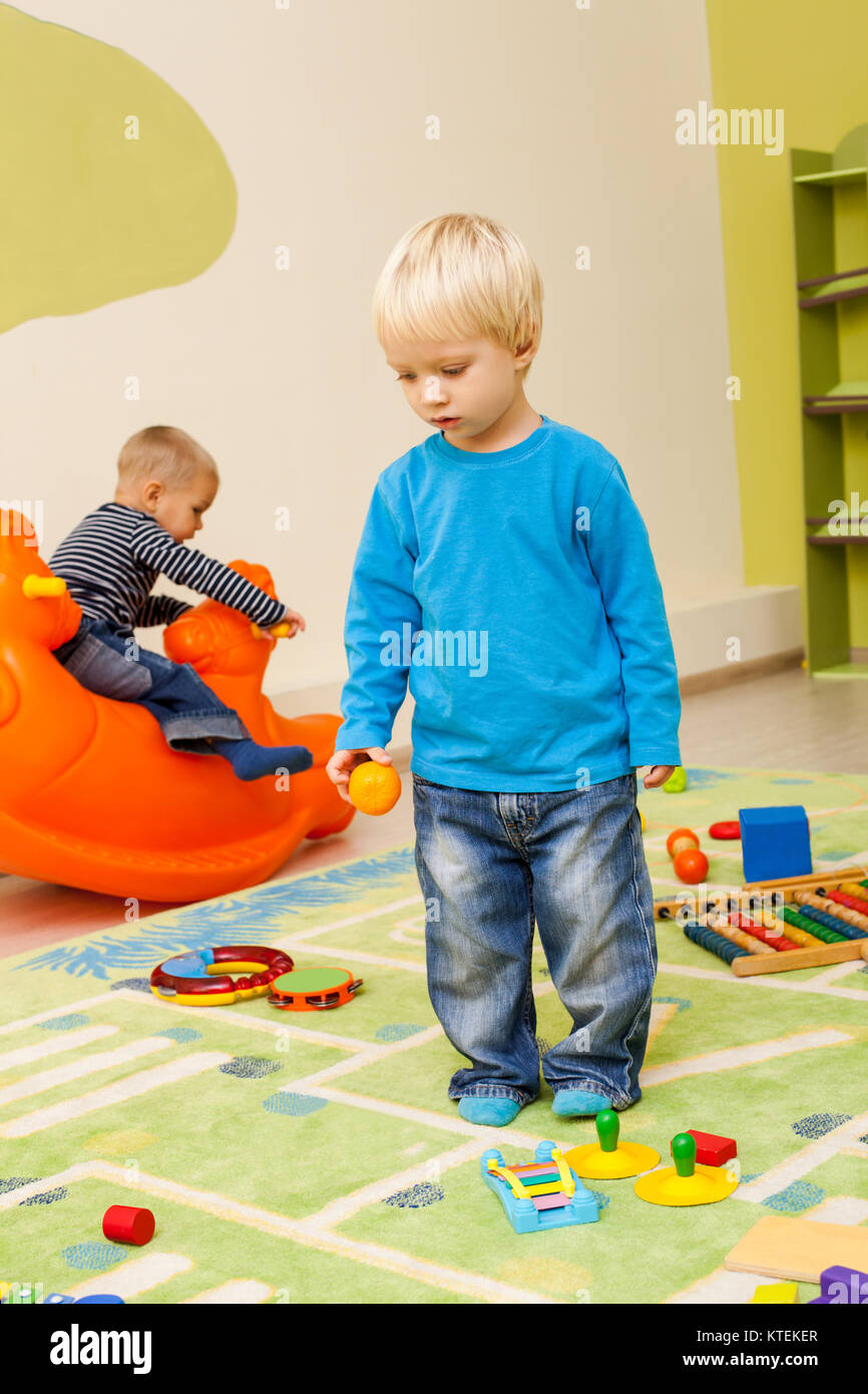 Süße Junge spielt mit Spielzeug im Kindergarten Stockfoto