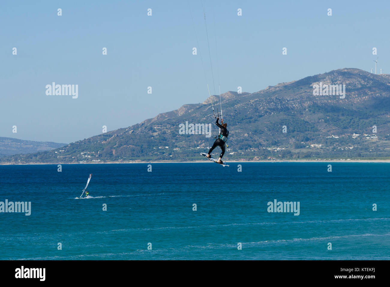 Kitesurfer, Sprung, Springen, Wellenreiten, Kitesurfen reiten Wellen in Tarifa, Andalusien, Spanien. Stockfoto