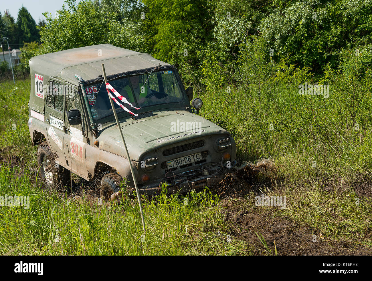 Lemberg, Ukraine - 30. Mai 2015: Geländewagen UAZ (Nr. 306) überwindet die Strecke auf der Deponie in der Nähe der Stadt Lemberg. Stockfoto