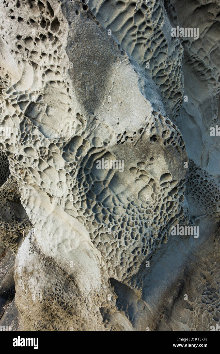 Erodiert Sandstein Felsformationen, tafoni, an der Bucht von Algeciras, Spanien, Europa. Stockfoto