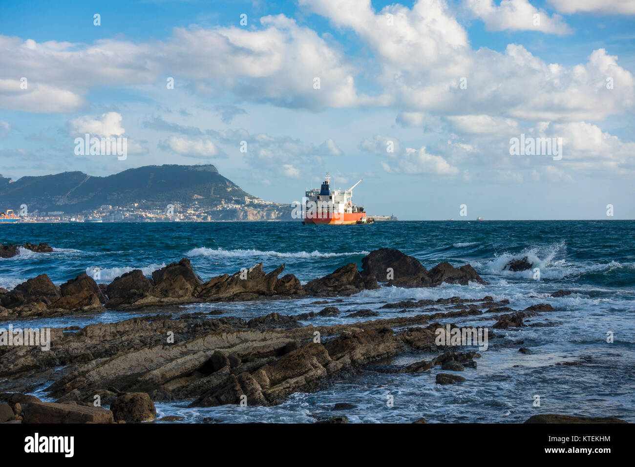 Schichten von FLYSCH an der Küste bei Gibraltar, der Fels, Schiff vor, Algeciras, Spanien. Stockfoto