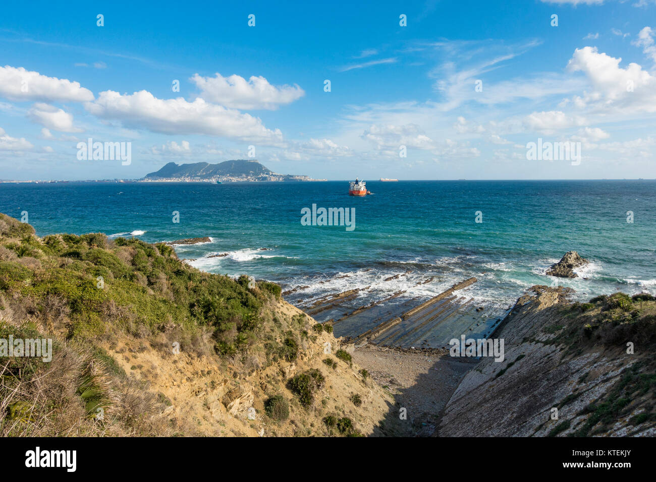 Straße von Gibraltar, mit der Westseite des Felsens von Gibraltar und Frachtschiffe, von Algeciras, Spanien. Stockfoto