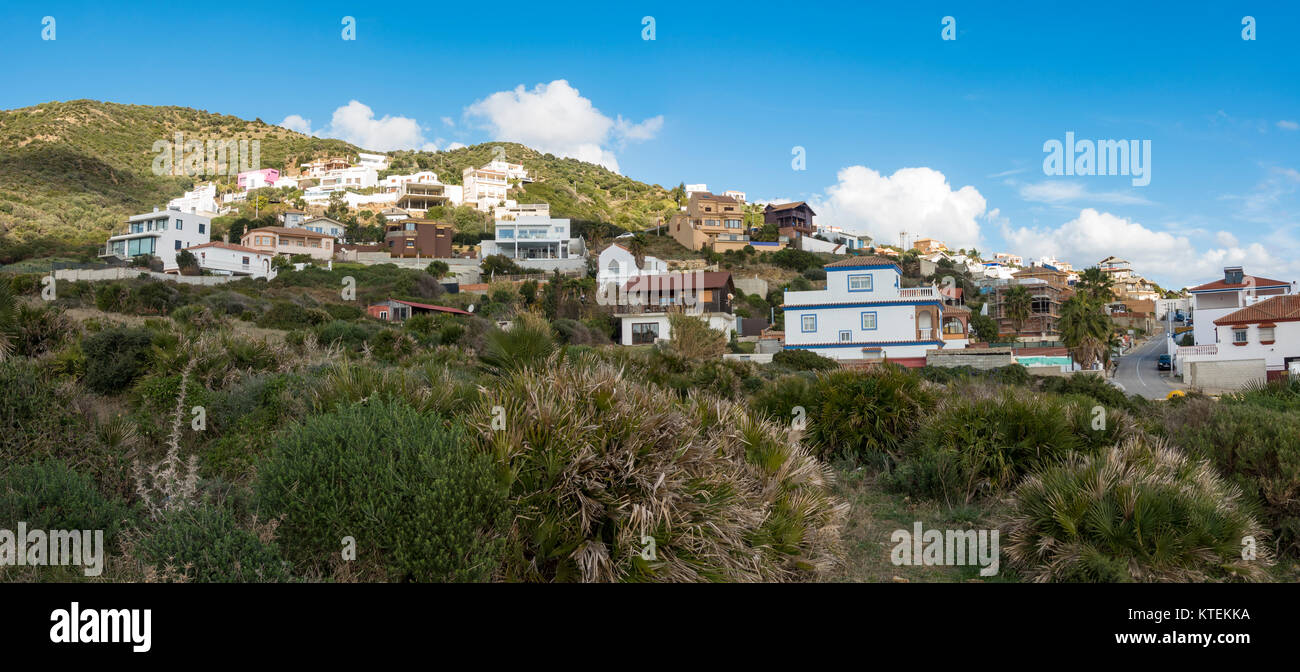 Urbanisation Punta Carnero, Algeciras, an der Straße von Gibraltar, Cadiz. Andalusien, Spanien. Stockfoto