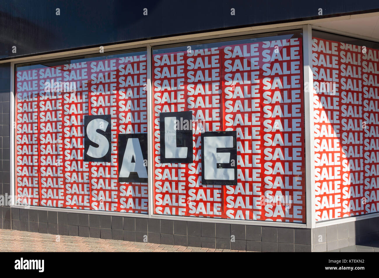 Store mit Verkauf Hinweise im Pfauen store Fenster, High Street, Leighton Buzzard, Bedfordshire, England, Vereinigtes Königreich Stockfoto