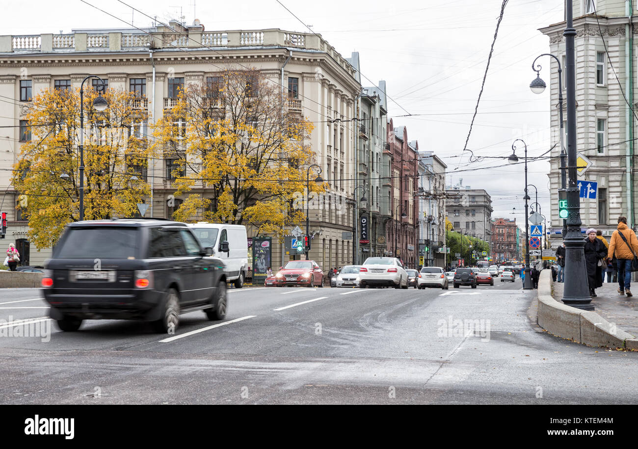 SAINT-Petersburg, Russland - 18. Oktober 2017: Die üblichen Herbst bewölkten Tag in St. Petersburg. Verkehr der Autos und Fußgänger bei Besetzt Kamennoostrovsky P Stockfoto