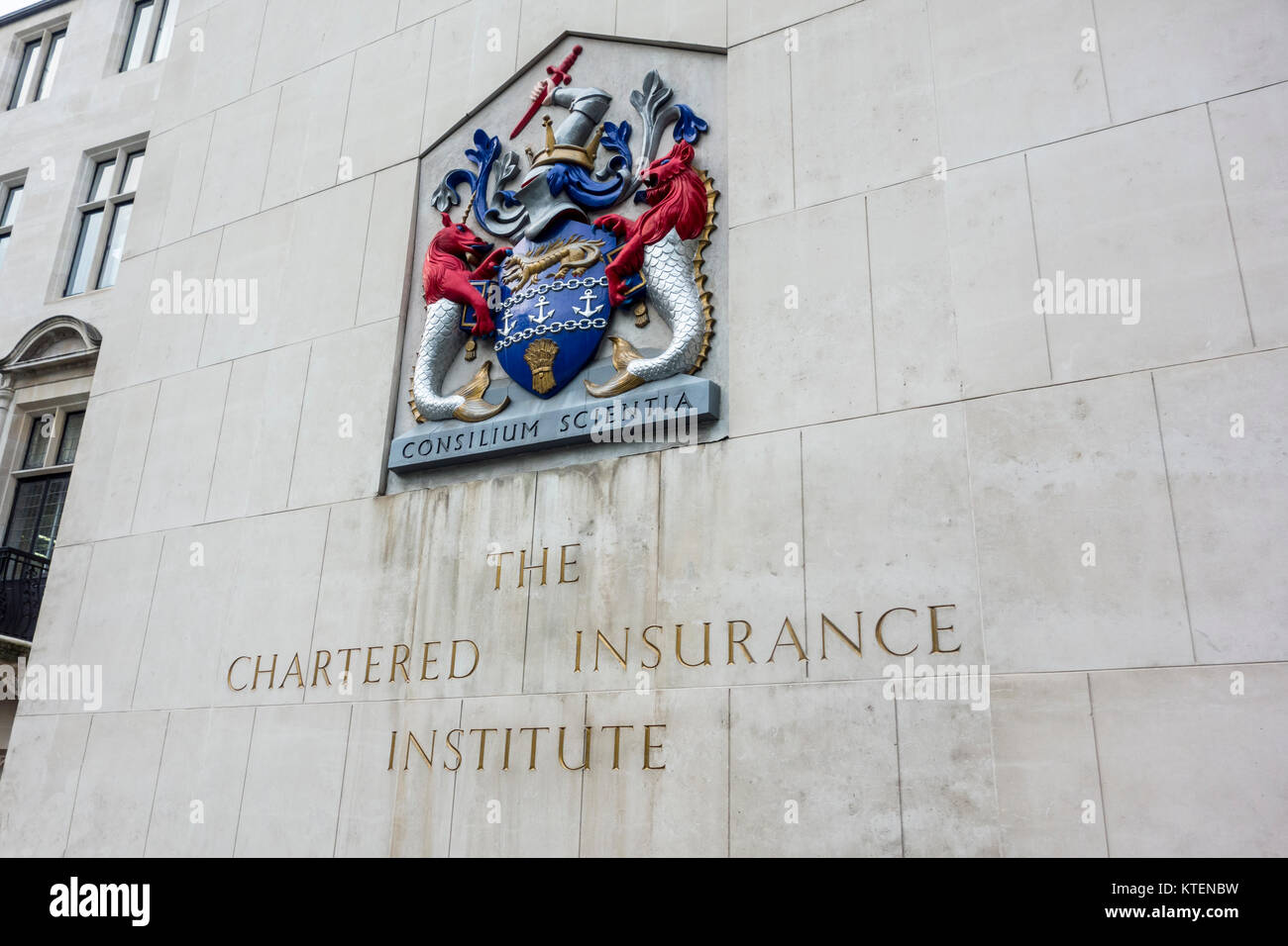 Die Chartered Insurance Institute Zeichen und Schild oder Crest in der Londoner City. Consilium scientia Stockfoto