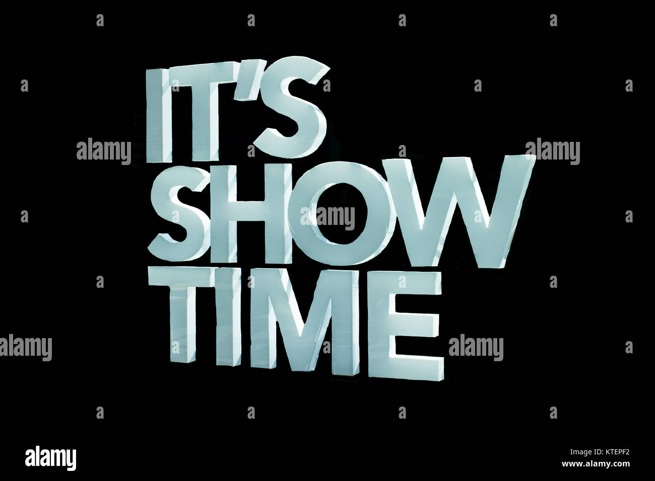 White It's Showtime billboard Zeichen auf schwarzem Hintergrund Stockfoto