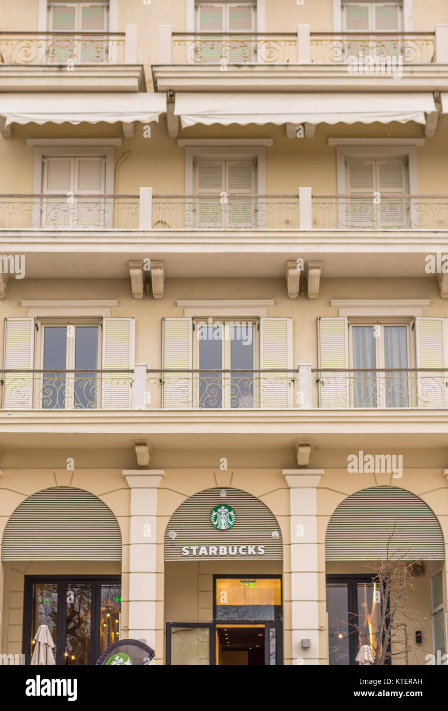 Architektur in der Altstadt von Korfu ist stark mein der venezianischen Architektur beeinflusst. Starbucks Coffee Shop. Stockfoto