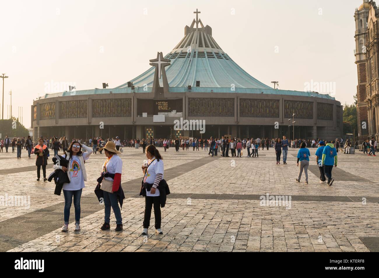 VILLA GUADALUPE, MEXICO CITY, 02. Dezember 2017 - Pilger im Atrium des Nord- und Südamerika. Stockfoto