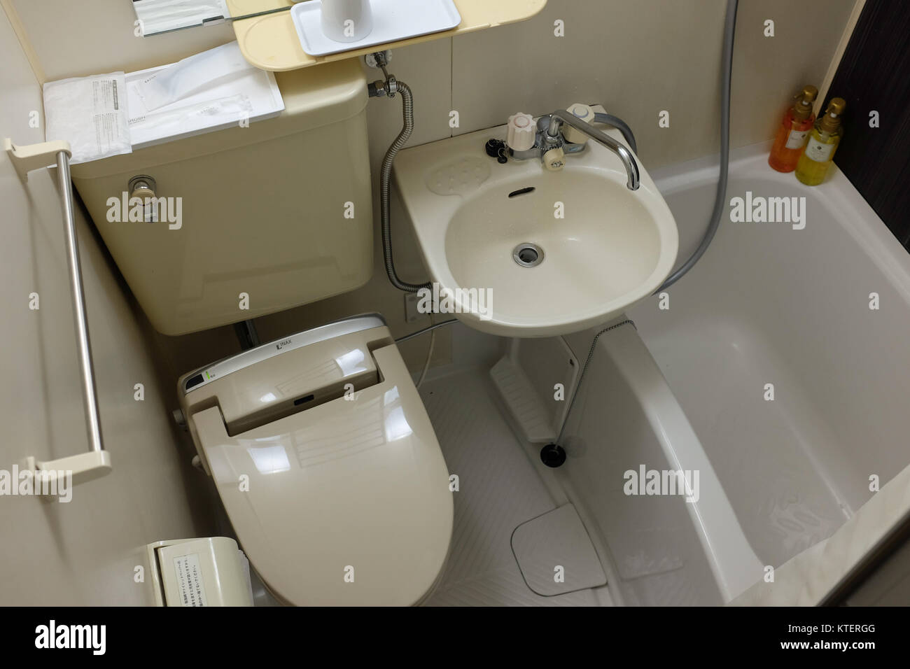 Kompakt Leben in Japan: einige Appartements und Hotelzimmer in Japan Bäder haben diese kleine. Stockfoto