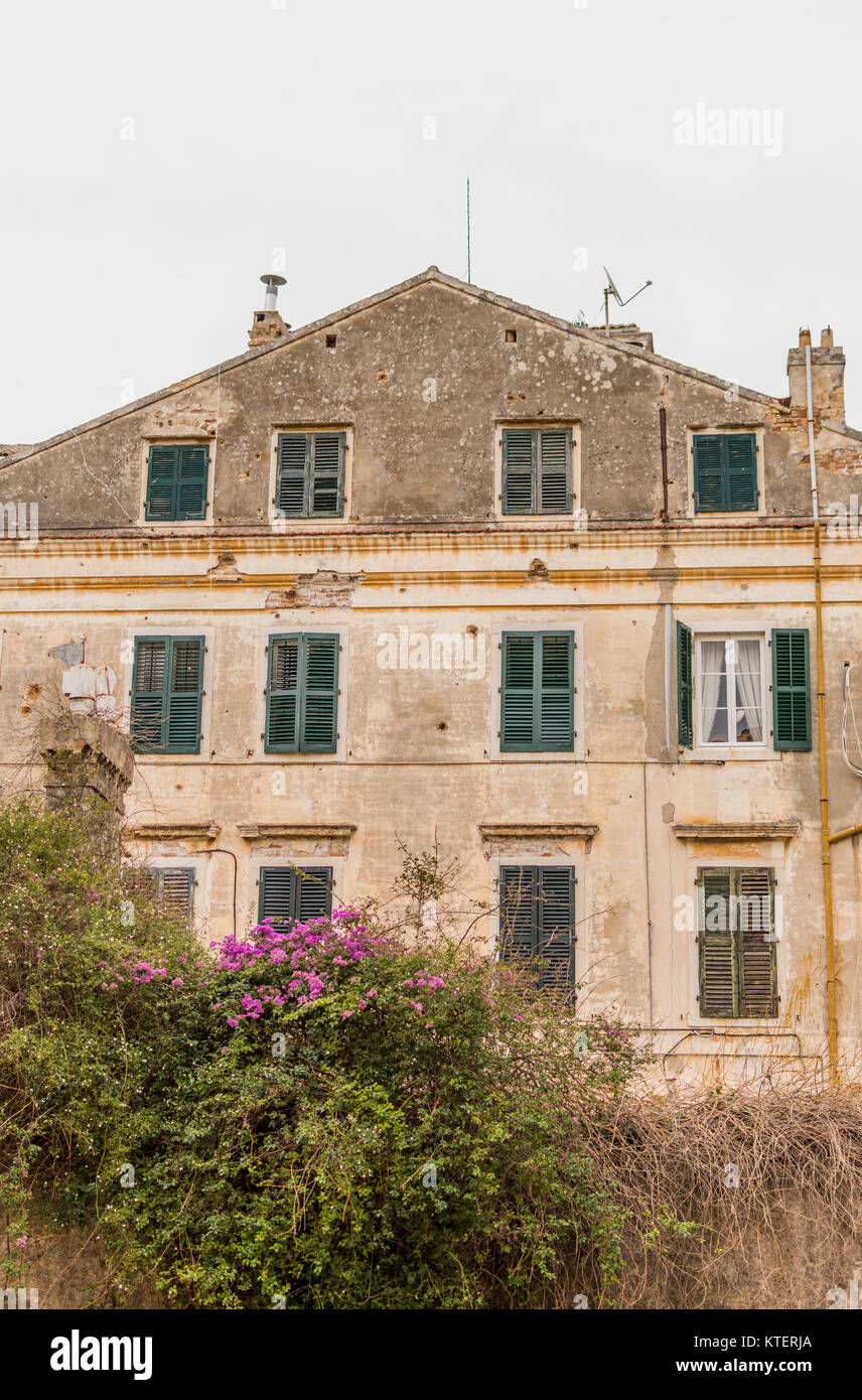 Korfu, Griechenland: schmale Straßen und Gassen in der Stadt Korfu Griechenland. Architektur in der Altstadt von Korfu ist stark mein der venezianischen Architektur beeinflusst. Stockfoto