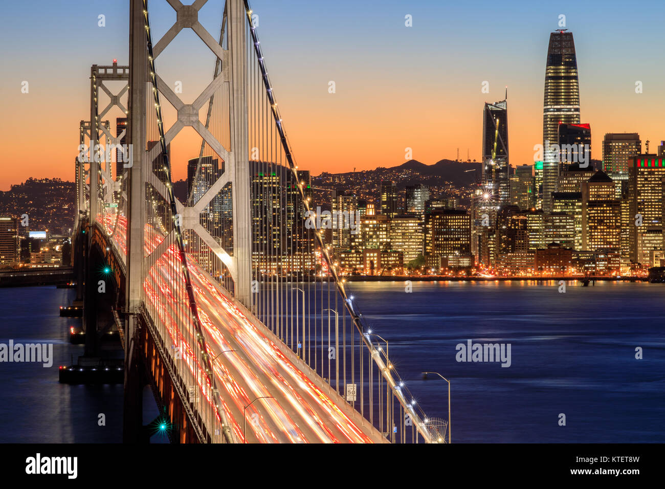San Francisco Bay Bridge und die Skyline in der Dämmerung. Stockfoto