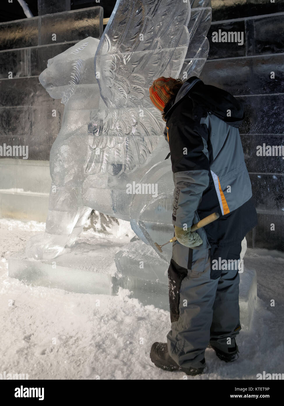 St. Petersburg, Russland - Dezember 19, 2017: Bildhauer Dmitry Klimenko bereitet die Statue von Griffin für die Eröffnung des Festivals Ice Fantasy - 2018 Stockfoto