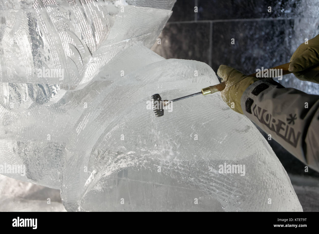St. Petersburg, Russland - Dezember 19, 2017: Bildhauer Dmitry Klimenko bereitet die Statue von Griffin für die Eröffnung des Festivals Ice Fantasy - 2018 Stockfoto