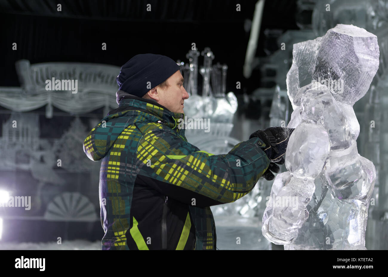 St. Petersburg, Russland - Dezember 19, 2017: Bildhauer Sergey Nazarov bereitet sein Kunstwerk für die Eröffnung des Festivals Ice Fantasy - 2018. Dieses Jahr Stockfoto