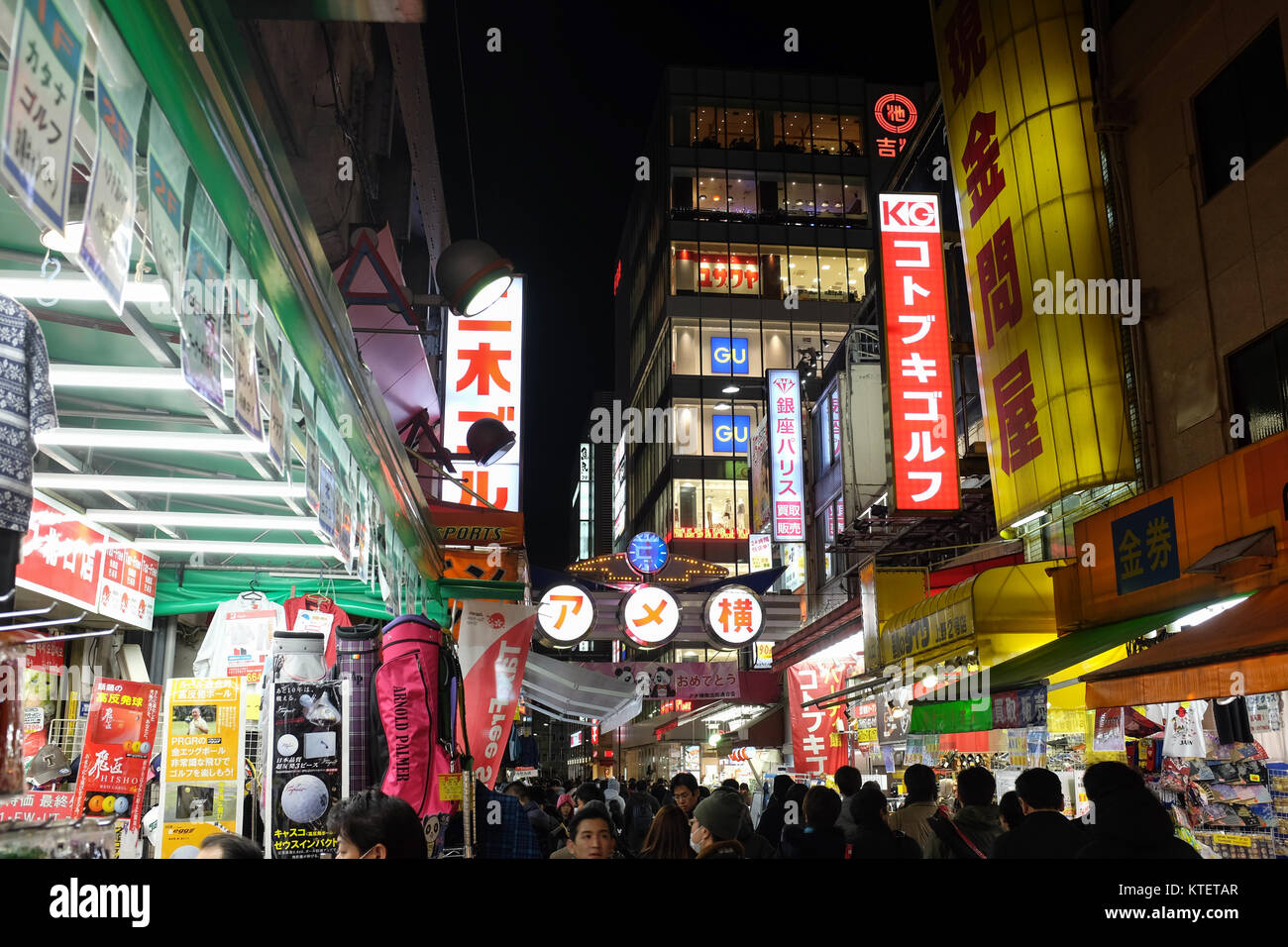 Auch eine Szene aus Ameyokocho Markt in Ueno, Tokio, als Ameyoko bekannt. Stockfoto