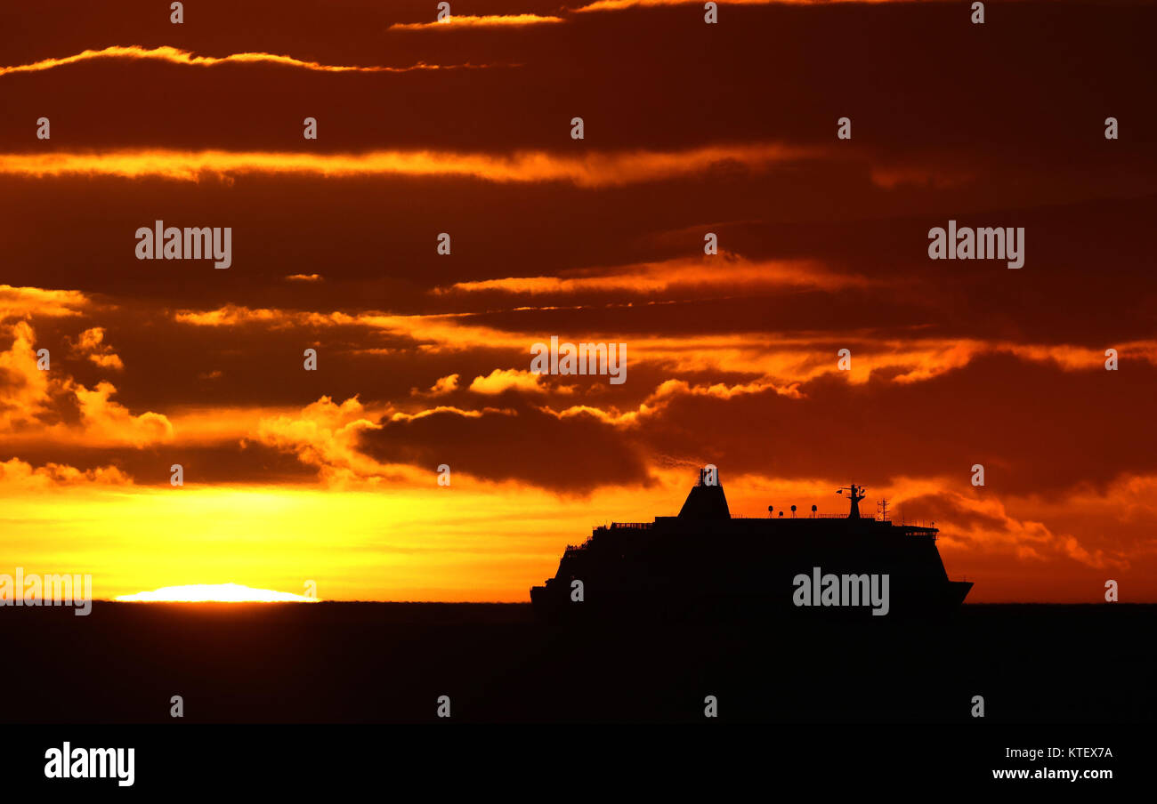 Die Sonne als König DFDS Seaways kommt an der Mündung des Flusses Tyne in Tynemouth. Stockfoto