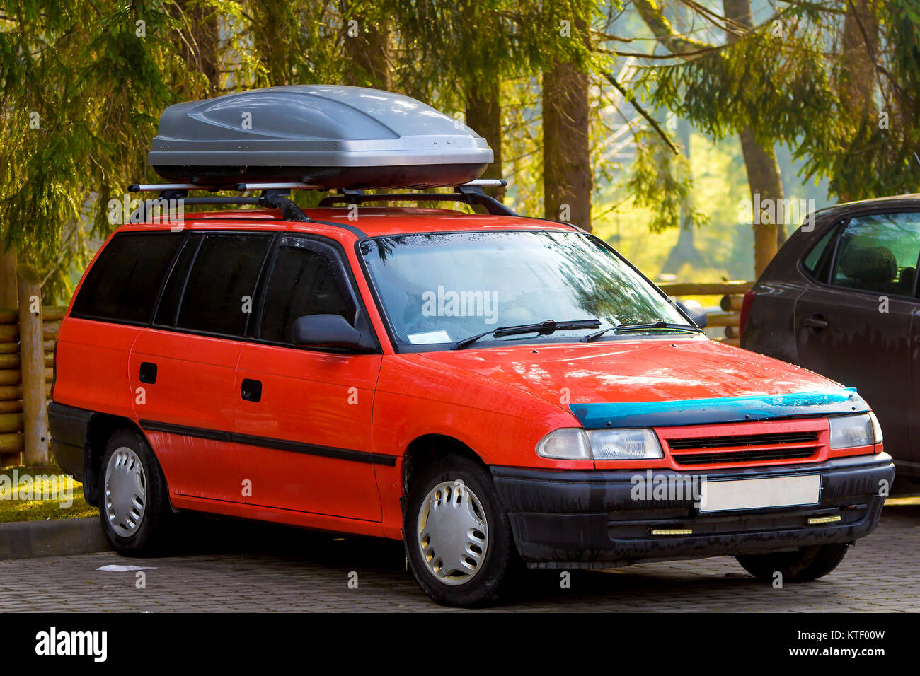 Gepäckbox auf dem Dach mit Auto voll mit Sachen für den Familienurlaub  Stockfotografie - Alamy