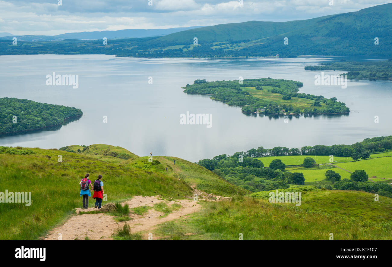 Panoramische Sicht von Conic Hill, Balmaha, Dorf am östlichen Ufer des Loch Lomond im Rat von Stirling, Schottland. Stockfoto